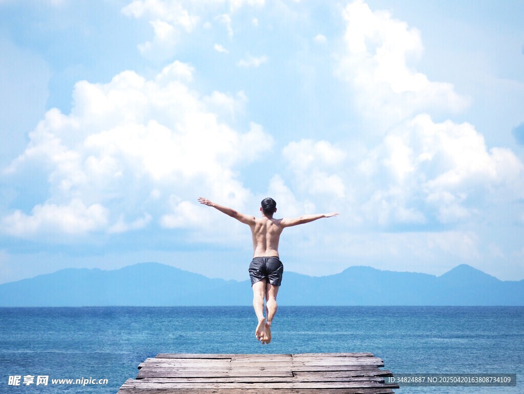 海边木栈上的自由伸展者