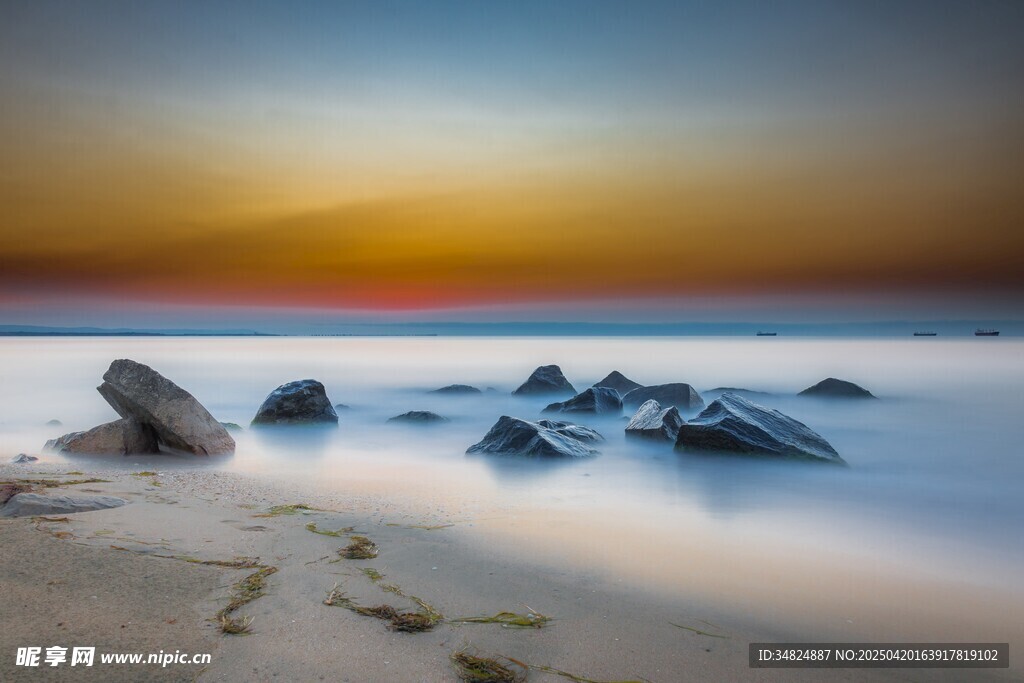 海边日落时的礁石美景