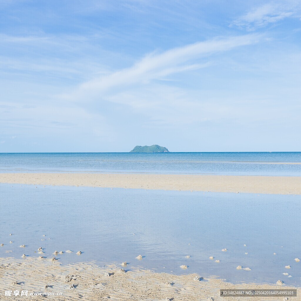 美丽海滨沙滩与远处岛屿