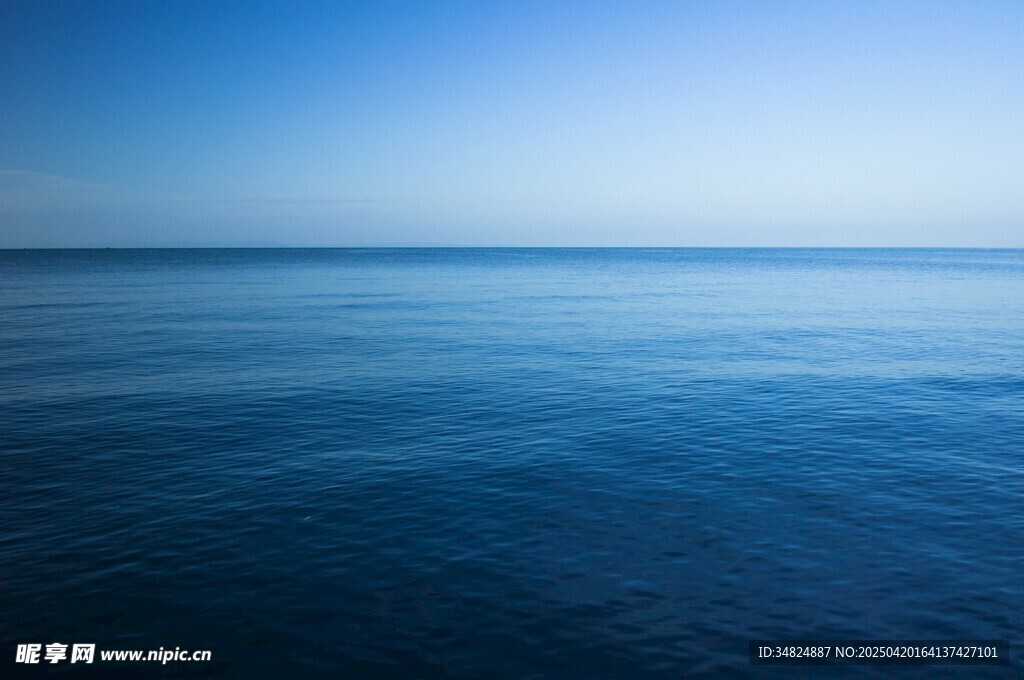 广阔蓝色海面的静谧景象