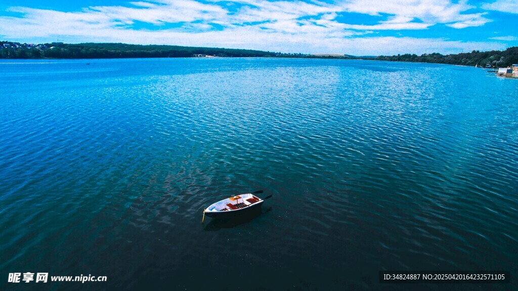 蓝湖孤舟美景