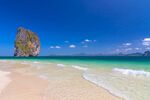 美丽海滩与海中巨石景观