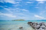 碧海蓝天中的海岛风光