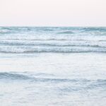 海浪轻涌的宁静海面