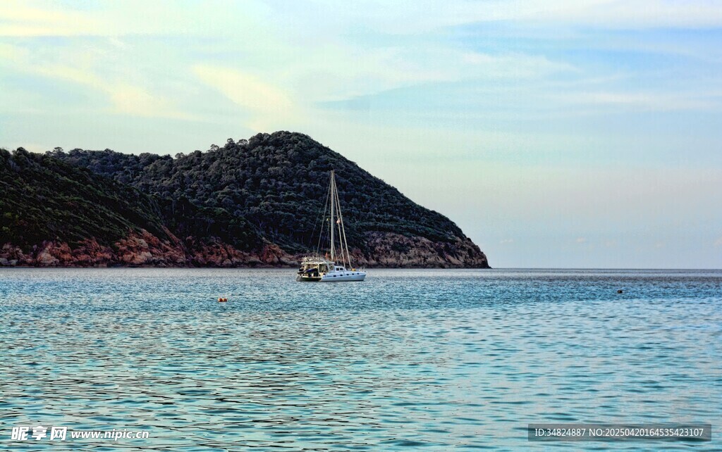 海上孤帆伴青山美景