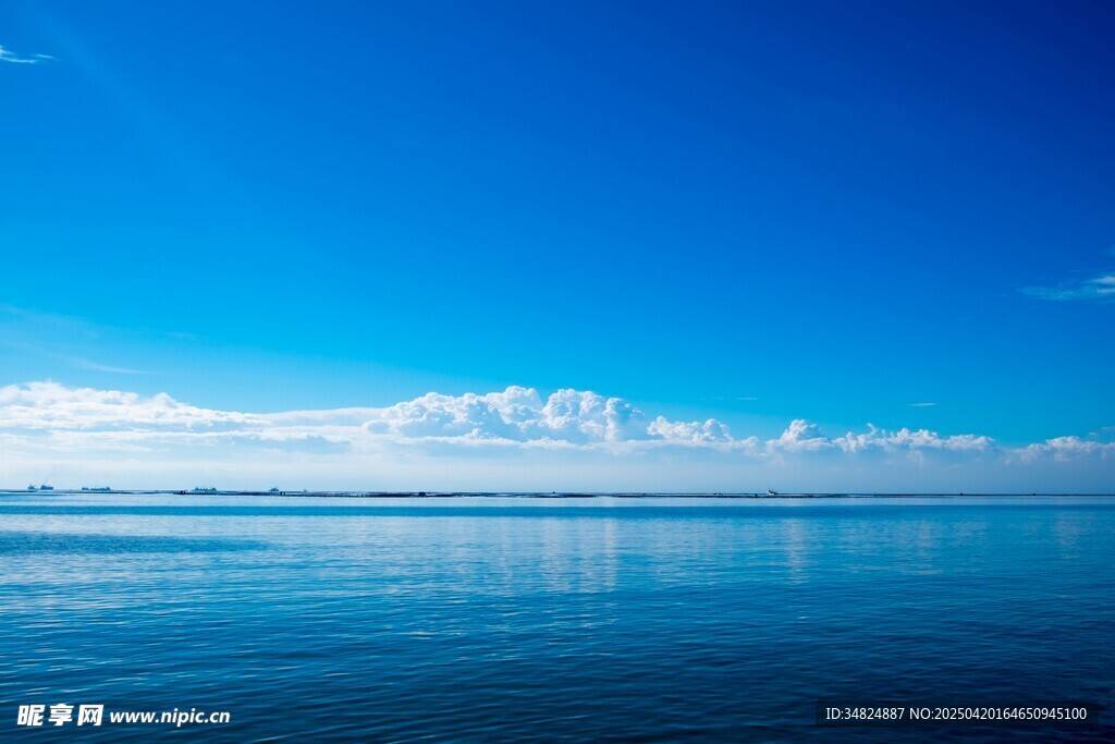 广阔蓝天与平静湖面美景