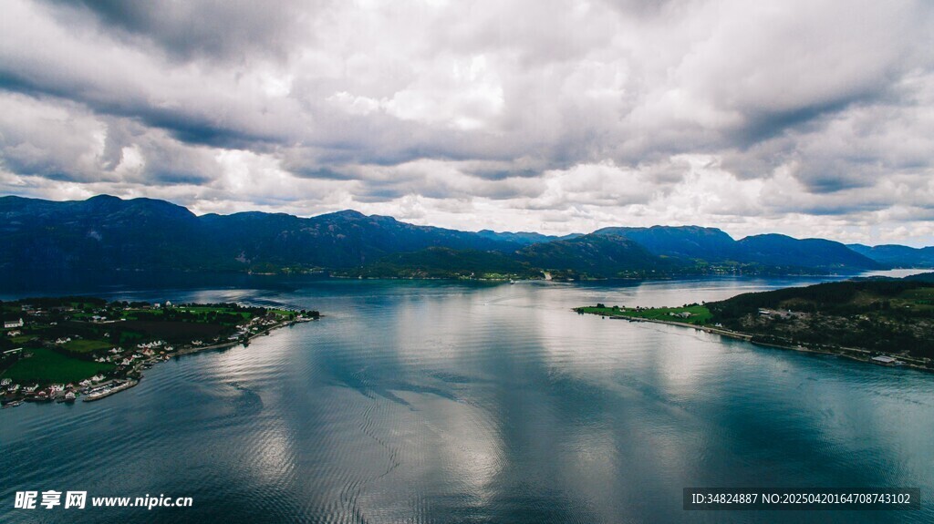 宁静湖景与远处山峦