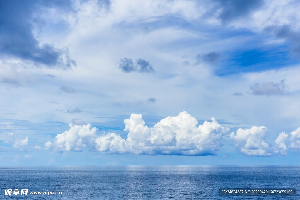 蔚蓝大海与天空中的云朵
