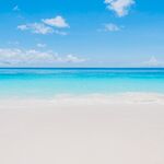 梦幻蓝白海滩美景