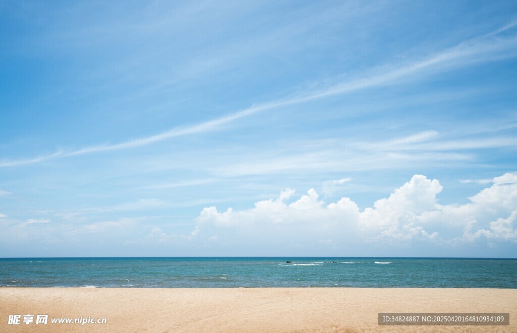 蓝天沙滩海景美丽风光