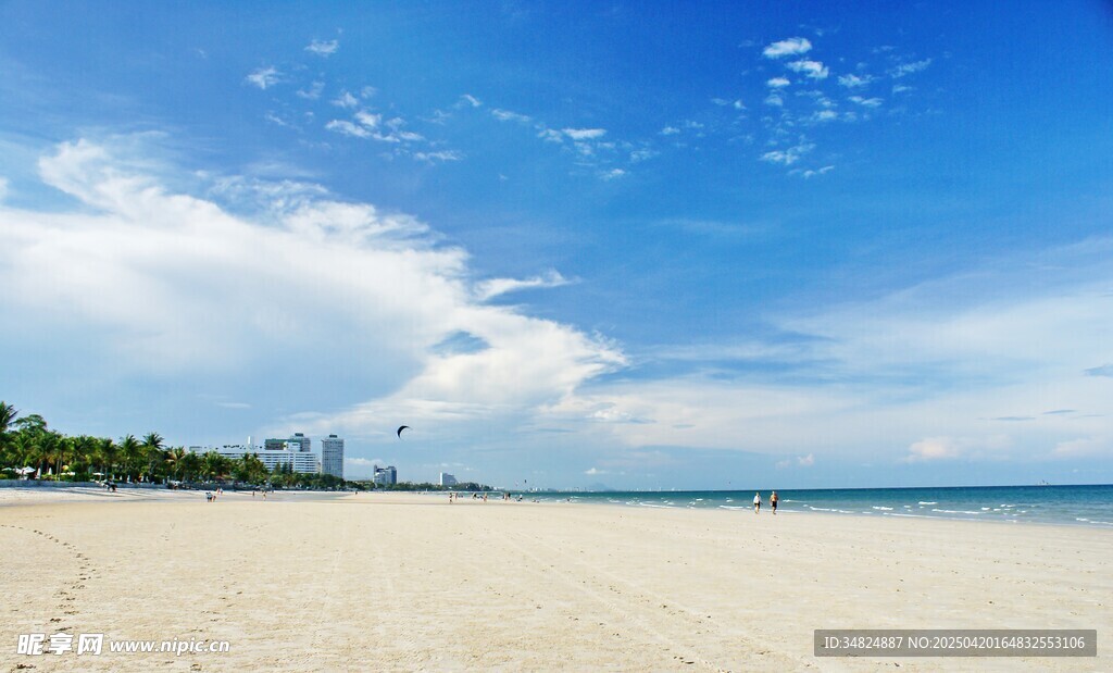 美丽海滩蓝天白云风景