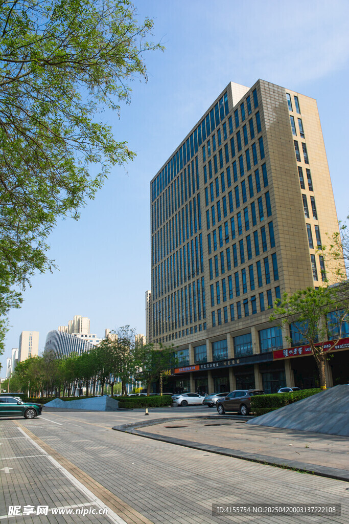 城市街道旁的高楼建筑
