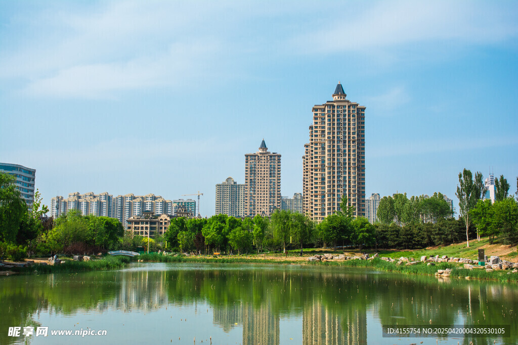 湖畔高楼美景