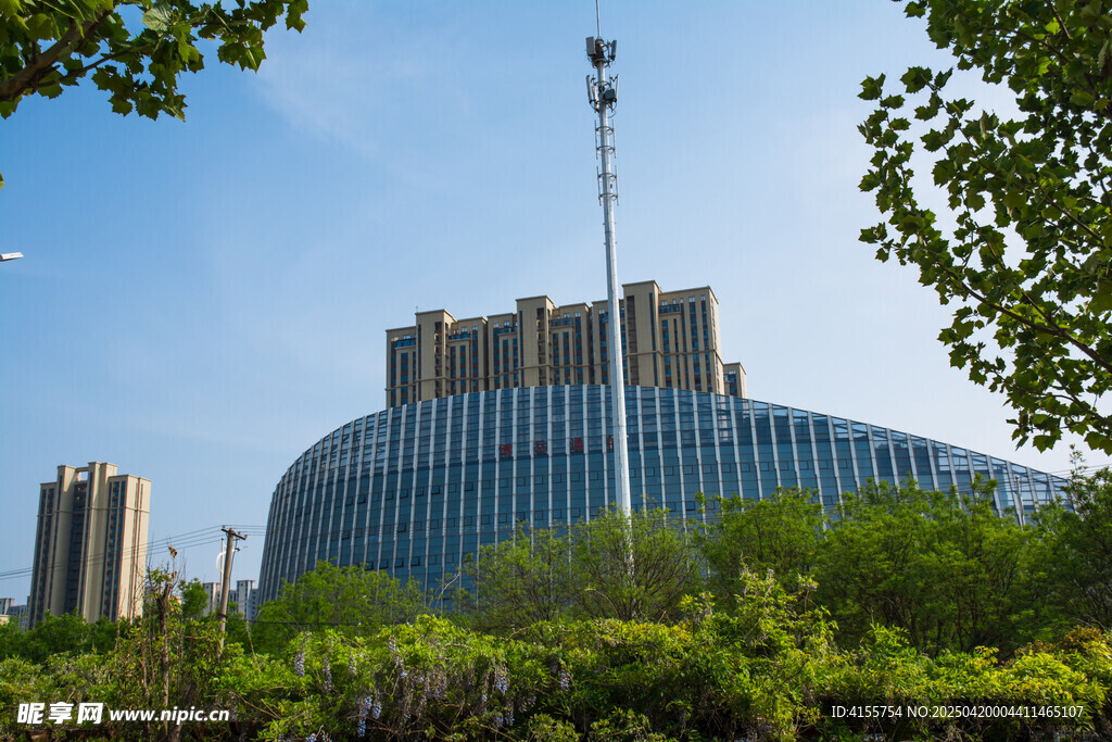 城市中现代建筑与绿树景观