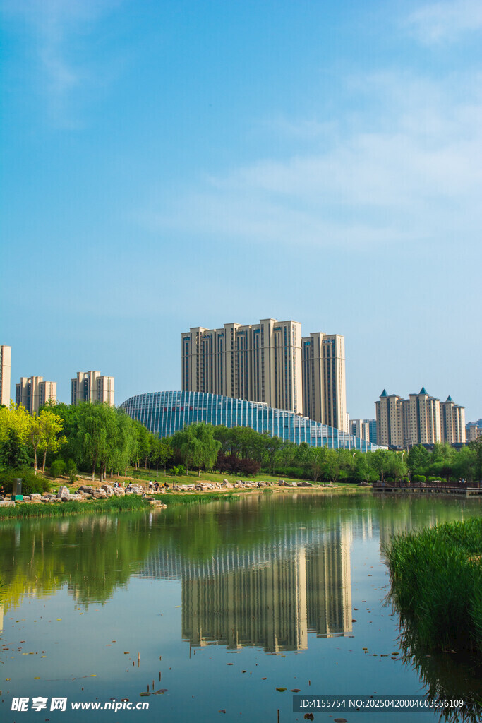 湖畔高楼美景