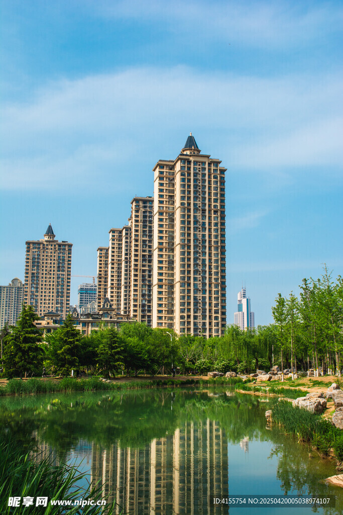 湖畔高楼美景