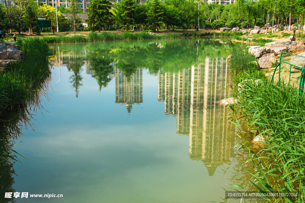 湖畔高楼倒影的静谧美景