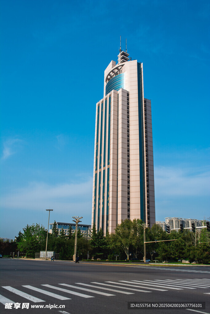城市中高耸的现代化办公大楼