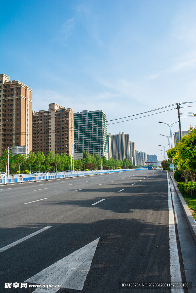 宽阔城市道路与林立高楼