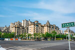 城市道路旁的高层住宅区