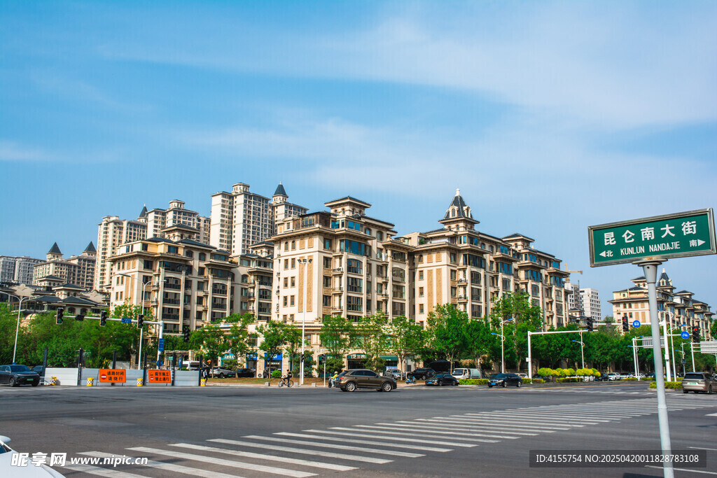 城市道路旁的高层住宅区