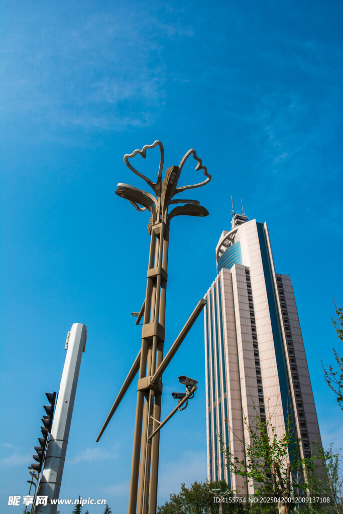 城市建筑和花瓣路灯