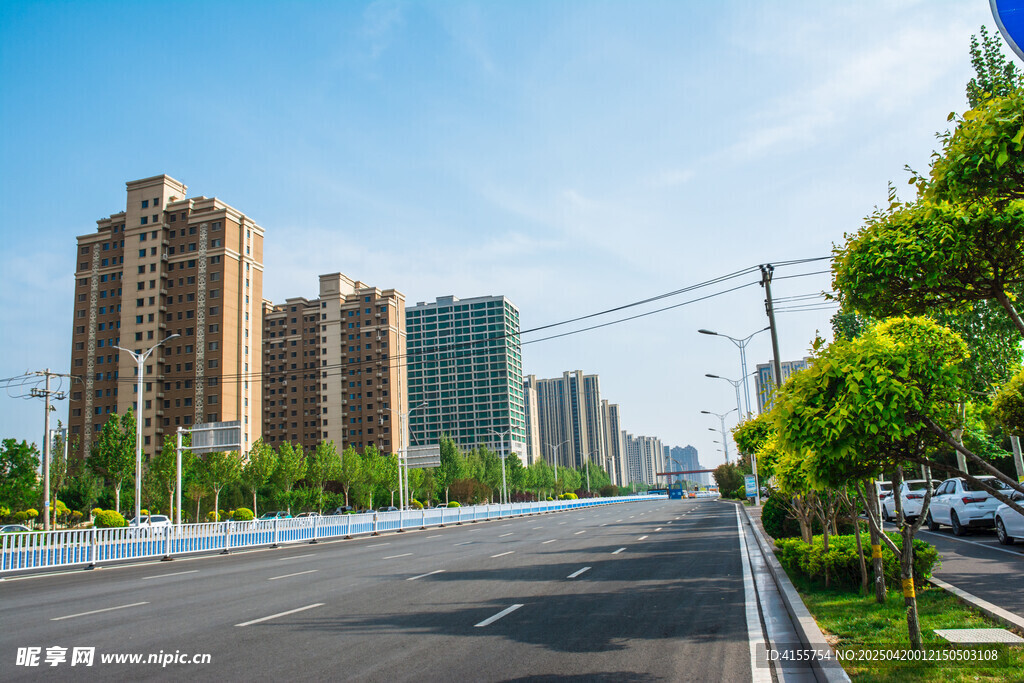 城市宽阔道路旁的林立高楼