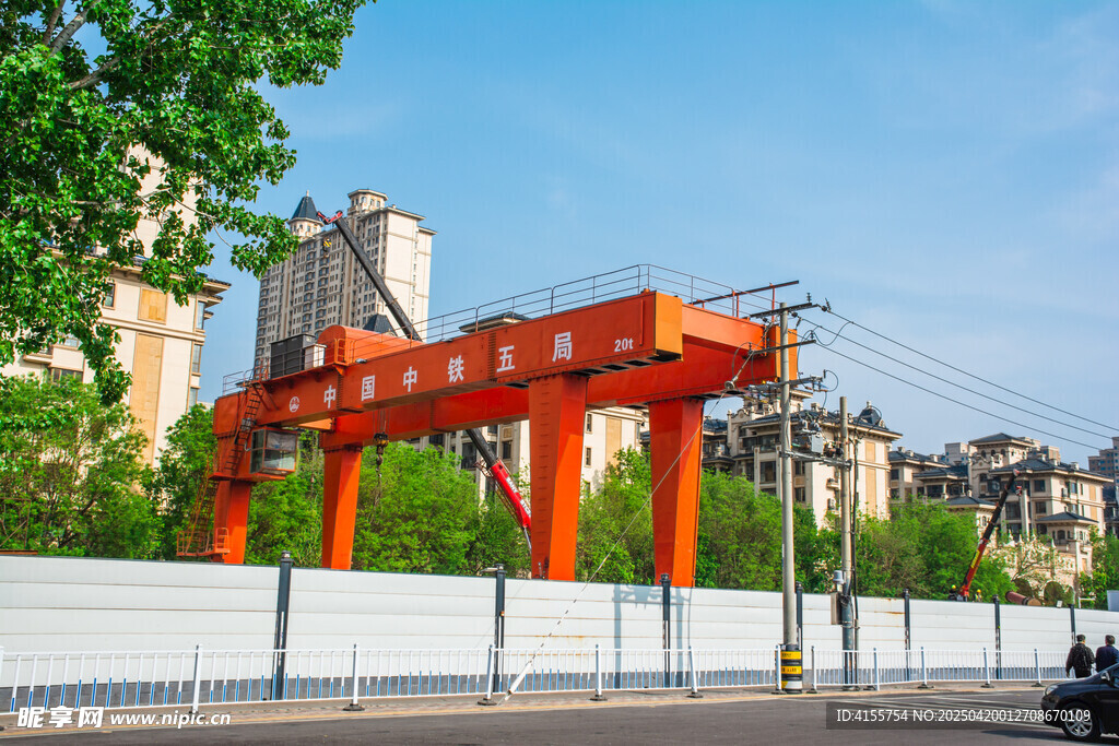 户外红色门式起重机场景