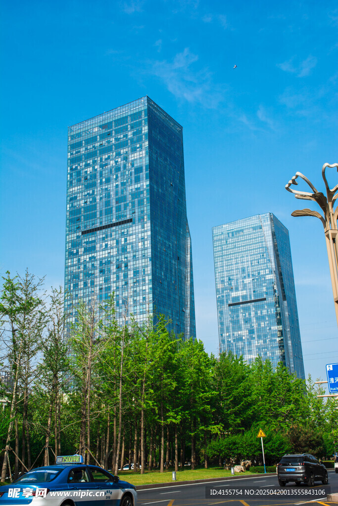 城市高楼与绿树景观