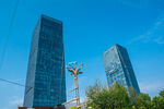 城市高楼与施工塔吊景观