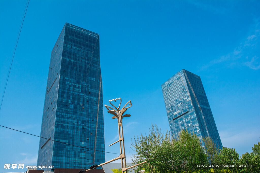 城市高楼与施工塔吊景观