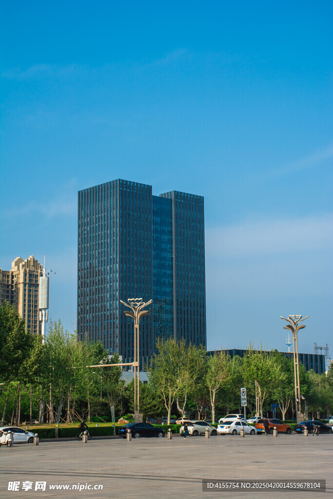 城市高楼与开阔广场景观