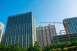 城市高楼与施工中的建筑