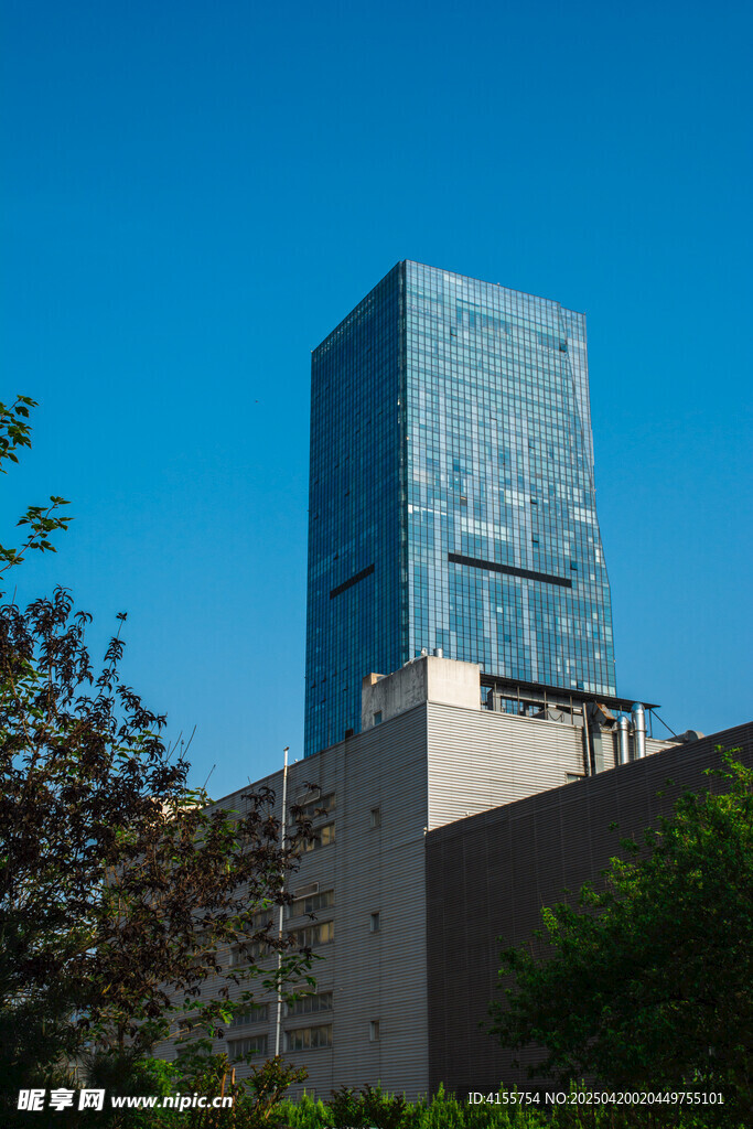 城市中的现代高楼建筑