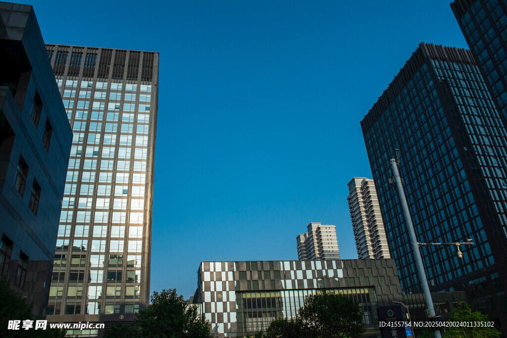 城市高楼蓝天景致