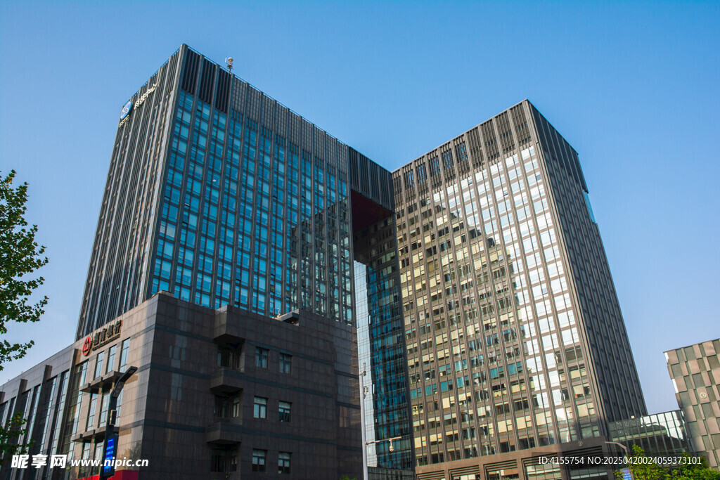 现代都市摩天办公大楼