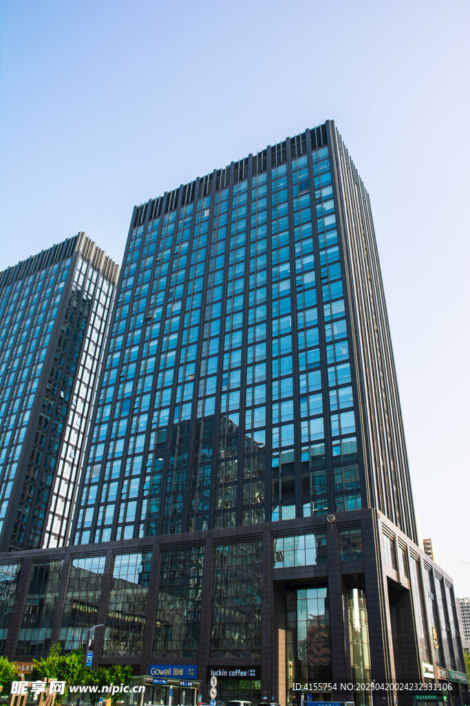 现代都市玻璃幕墙写字楼