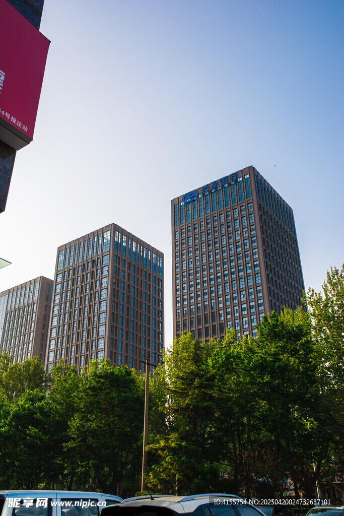 城市高楼与绿树景观