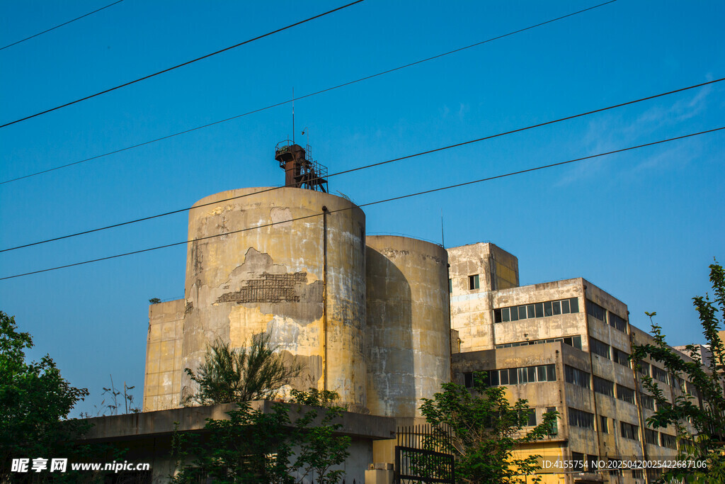 老旧筒仓建筑与蓝天景象