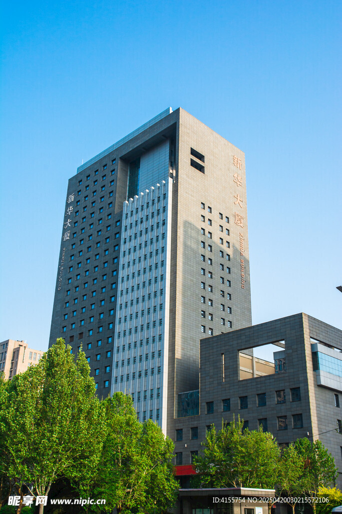 现代高楼与绿树相映成景