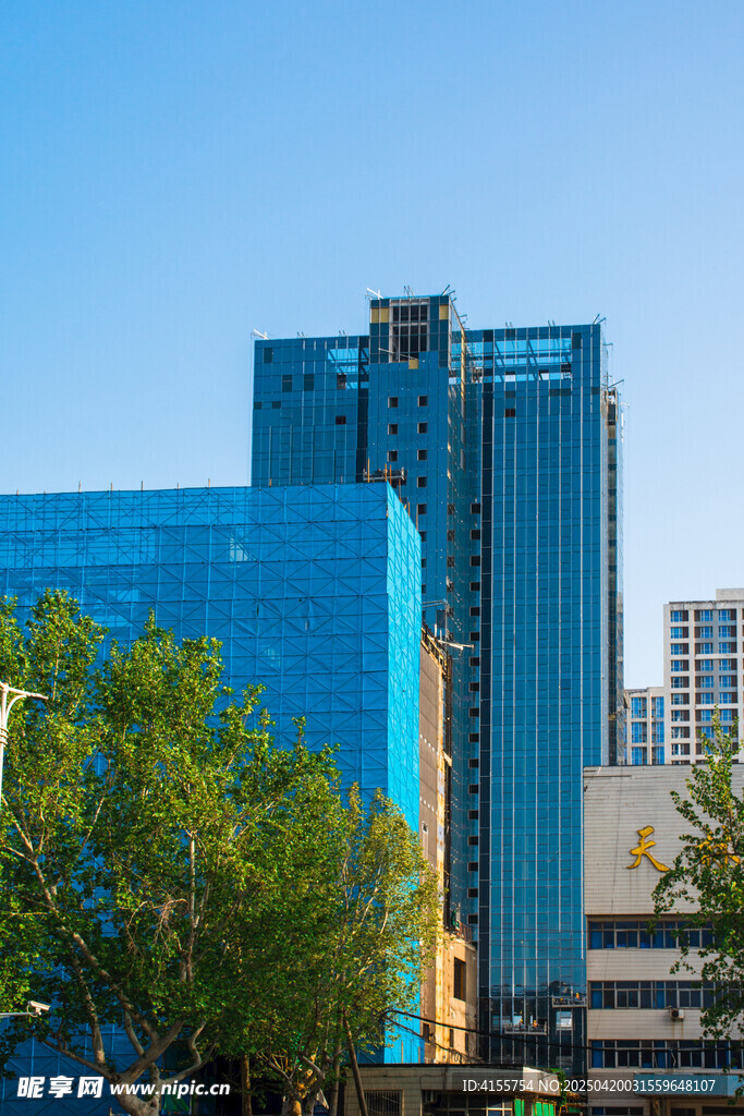 城市中的现代建筑与绿树