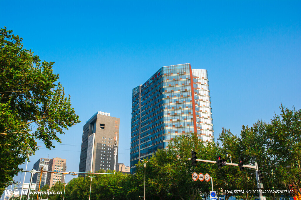 城市高楼与绿树