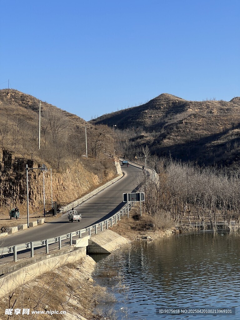 蜿蜒公路伴碧水青山