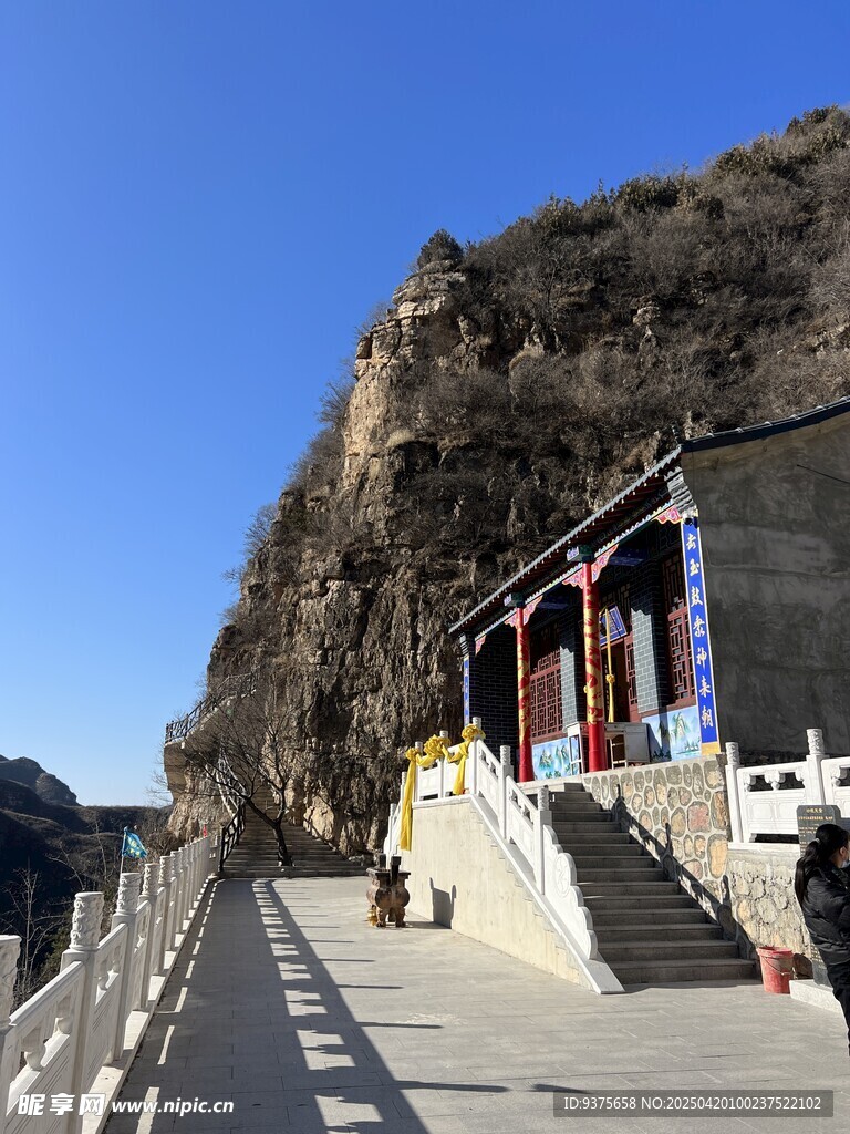悬崖边的古建筑景观