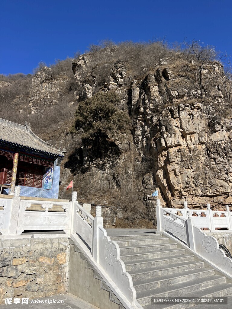 山间石阶旁的古朴建筑