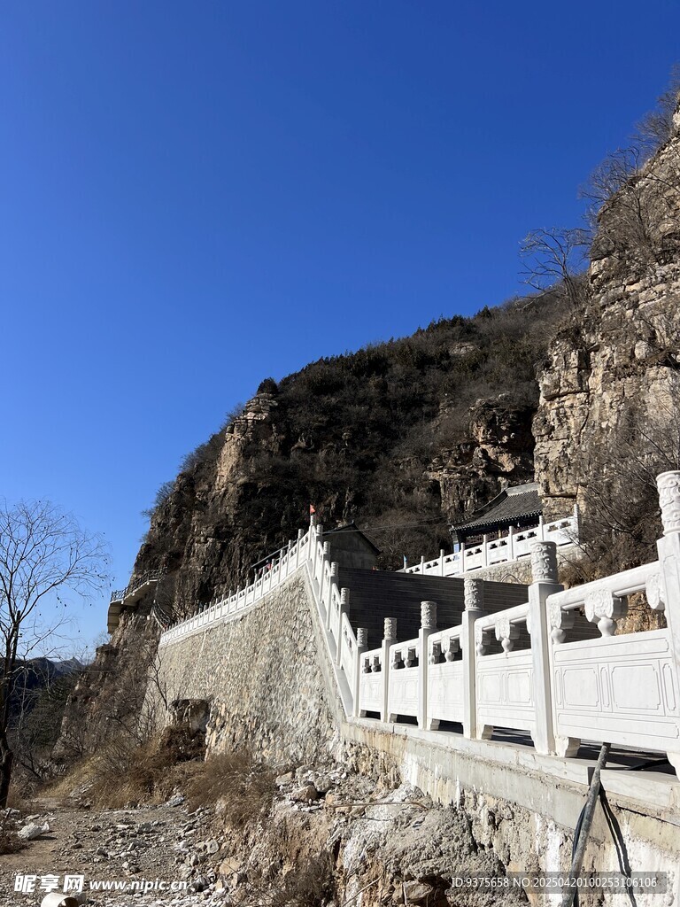 山间白色护栏沿坡而建