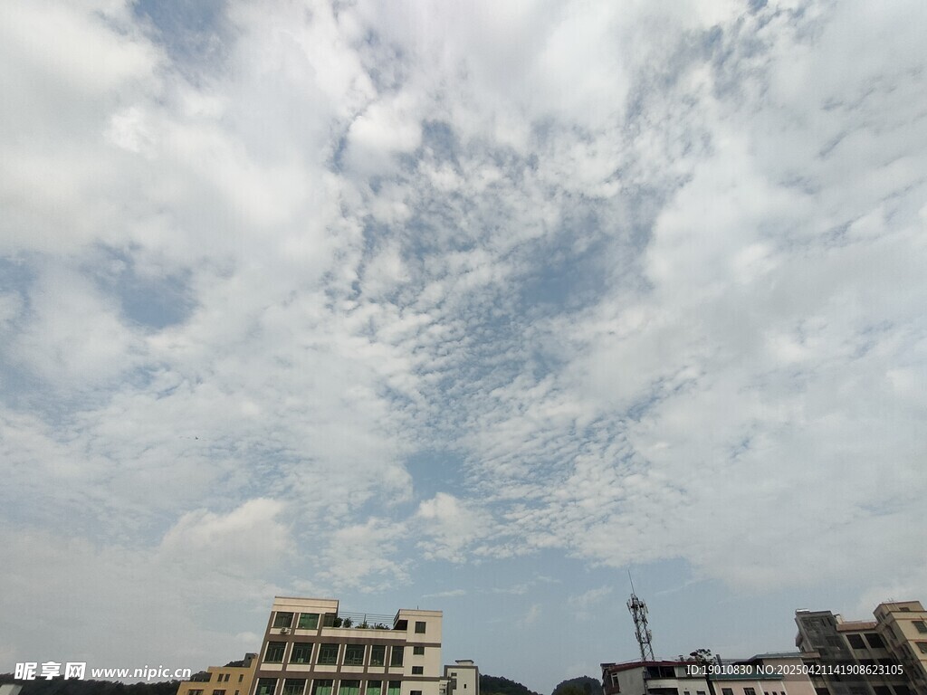 城市上空的多云景象