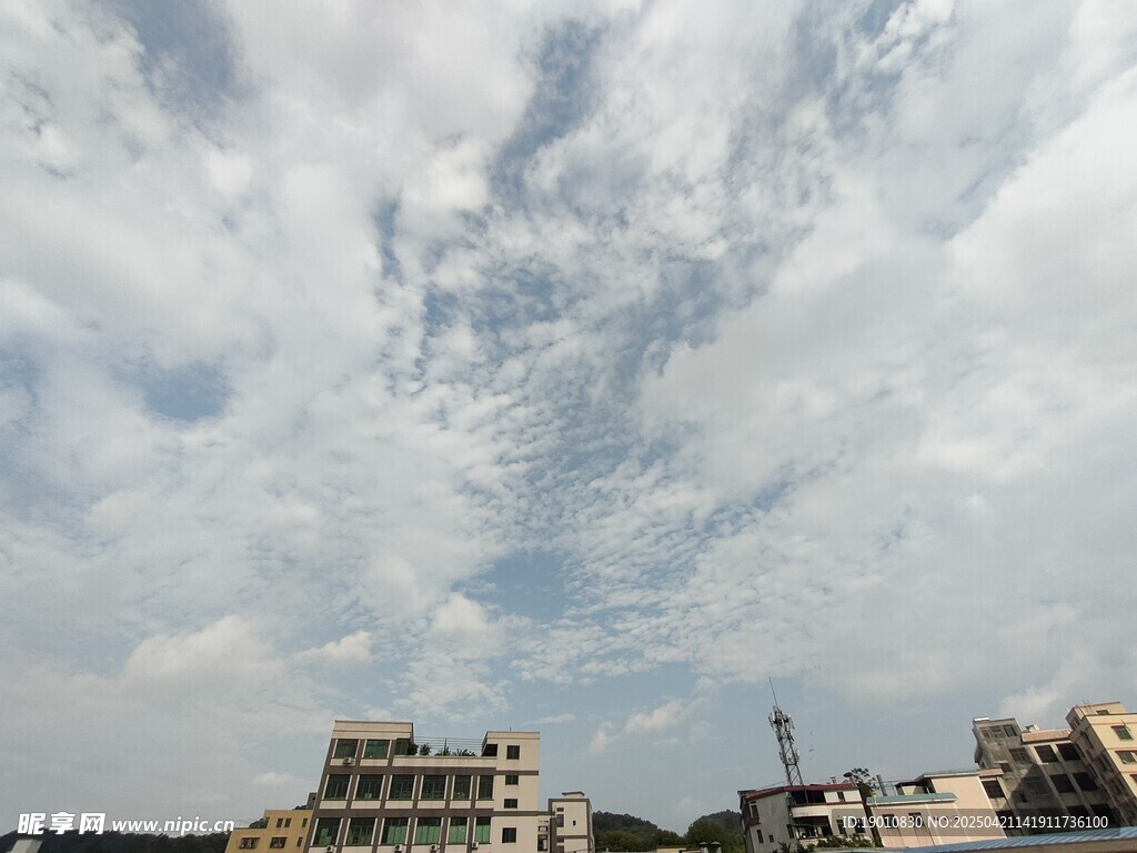 城市上空的云朵与建筑