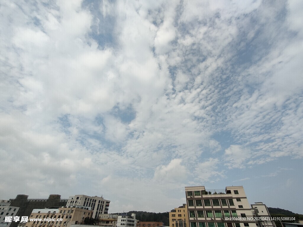 城市上空的美丽云层