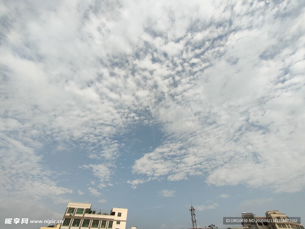 城市上空的絮状云朵